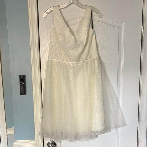 Elegant White Sleeveless Dress - Picture 1 of 7
